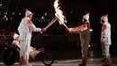 Seo Soon-Seok dan Kim Eun-jung dari Korea Selatan bersiap menyalakan Paralympic Cauldron dalam Upacara Pembukaan Paralympics 2018 di Stadion Olimpiade di Pyeongchang, Korea Selatan, (9/3). (Simon Bruty/OIS/IOC via AP)