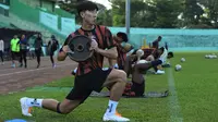 Gelandang Arema FC, Seiya da Costa, latihan beban di Stadion Gajayana. (Bola.com/Iwan Setiawan)