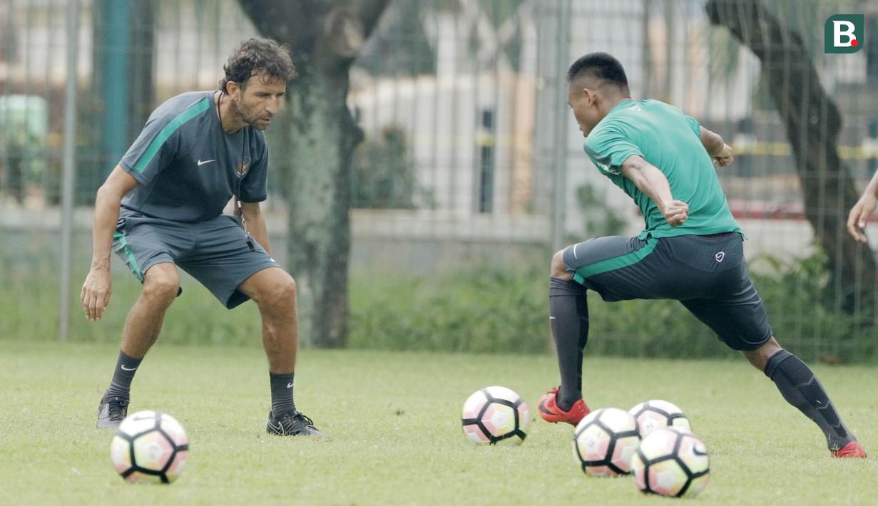 Gelandang Timnas Indonesia, Saddil Ramdani, berusaha melewati Luis Milla, saat latihan di Lapangan ABC Senayan, Jakarta, Kamis (22/2/2018). Pemusatan latihan tahap kedua ini dilakukan untuk persiapan Asian Games 2018. (Bola.com/M Iqbal Ichsan)