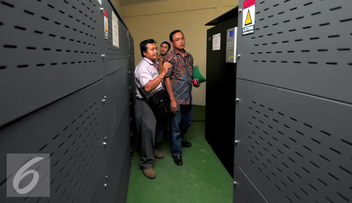 Tim Ahli saat memeriksa ruang UPS di SMAN 10 Jakarta, Kamis (11/6/2015). Pemeriksaan sebagai pemenuhan alat bukti untuk melengkapi berkas penyidikan perkara tindak pidana korupsi pengadaan UPS tahun anggaran 2014. (Liputan6.com/Yoppy Renato)