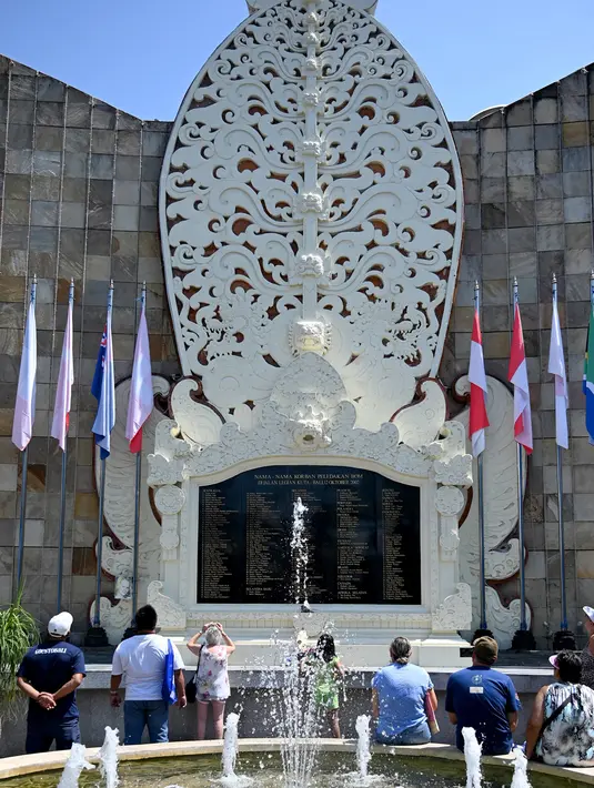 Turis-turis asing mengunjungi Monumen Ground Zero Bali menjelang peringatan 17 tahun serangan bom di Kuta, Bali (11/10/2019). Bali yang biasanya indah mendadak jadi mencekam dengan meledaknya bom di Pulau Dewata pada 12 Oktober 2002. (AFP Photo/Sonny Tumbelaka)