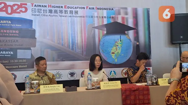 Para perwakilan dan alumni pendidikan tinggi Taiwan menyampaikan peluang studi bagi para pelajar, guru, dan dosen yang ingin melanjutkan studi. (Foto: Adinda Retno Aryani/Liputan6.com)