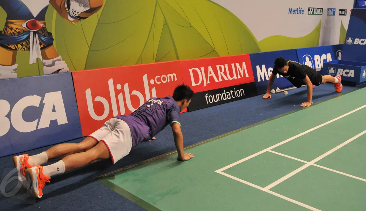 Dua pebulutangkis Indonesia melakukan latihan jelang turnamen bulu tangkis BCA Indonesia Open Superseries Premier 2015 di Istora Senayan, Jakarta, Senin (1/6/2015). (Liputan6.com/Herman Zakharia)
