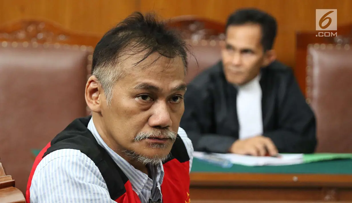 Aktor Tio Pakusadewo saat menjalani sidang lanjutan kasus penyalahgunaan narkoba di PN Jakarta Selatan, Kamis (19/7). Penundaan sidang putusan ini karena salah seorang anggota majelis hakim tidak hadir dan sedang sakit. (Liputan6.com/Immanuel Antonius)