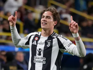 Pemain Juventus, Kenan Yildiz melakukan selebrasi setelah mencetak gol ke gawang AC Milan pada laga semifinal Piala Super Italia 2025 yang berlangsung di Al-Awwal Park, Riyadh, Arab Saudi, Sabtu (04/01/2024) dini hari WIB. (AFP/Fayez Nureldine)