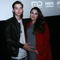 "Dua kakaknya seneng sih, mereka nunggu, lebih nggak sabar daripada aku. Mereka sering nanya kapan nih adik lahir? Siapa namanya? Nanti kita pakai baju apa? Pokoknya banyak pertanyaan," jelas Celine Evangelista. (Nurwahyunan/Bintang.com)