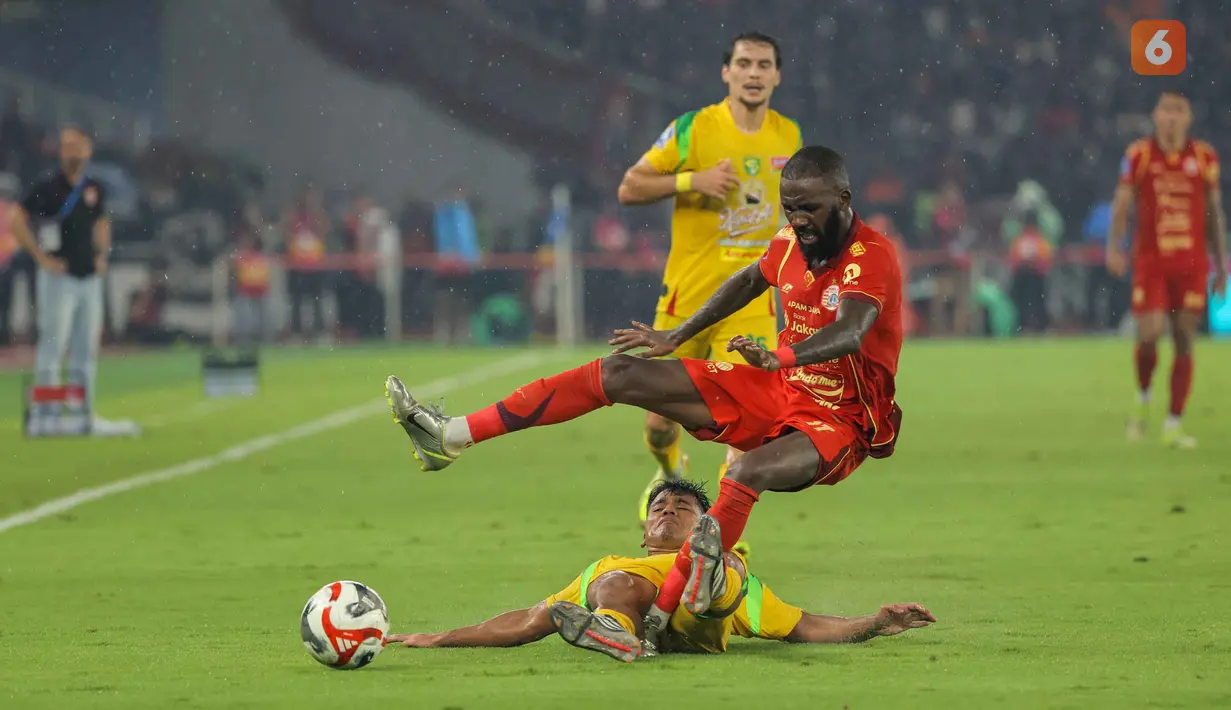 Hingga peluit akhir dibunyikan, tidak ada lagi gol yang tercipta dari kedua tim. Persija unggul 3-0 atas Persebaya. Tampak dalam foto, penyerang Sayap Kanan Persija, Allano Brendon De Souza Lima melompat menghindari tekel pemain Persebaya pada pertandingan pekan ke-27 BRI Super League 2025/2026 di Stadion Utama Gelora Bung Karno (SUGBK), Jakarta, Sabtu (11/4/2026). (Bola.com/Bagaskara Lazuardi)