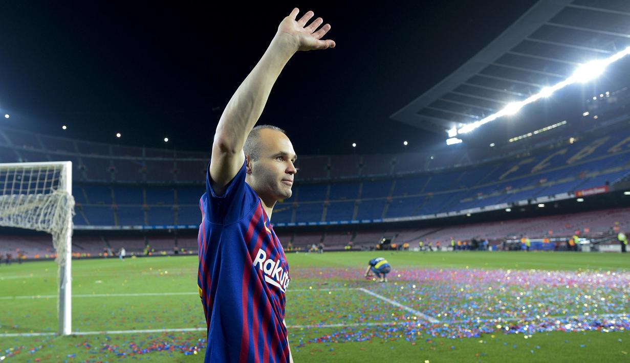 Gelandang Barcelona, Andres Iniesta, menyapa suporter saat momen perpisahan pada laga La Liga Spanyol di Stadion Camp Nou, Barcelona, Minggu (20/5/2018). Dirinya berpisah dengan klub yang 22 tahun telah dibela. (AFP/Lluis Gene)