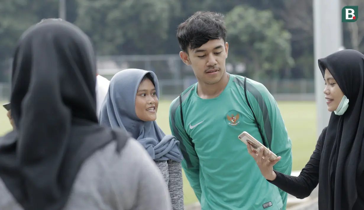 Gelandang Timnas Indonesia, M. Luthfi, foto bersama fans usai latihan di Lapangan ABC Senayan, Jakarta, Kamis (22/2/2018). Latihan ini dilakukan untuk persiapan Piala AFF U-18 2018 dan Piala Asia U-19 2018. (Bola.com/M Iqbal Ichsan)