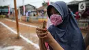 Seorang anak ikut serta dalam lomba menangkap belut dengan menerapkan protokol Kesehatan di kawasan Pondok Cabe IV, Tangerang Selatan, Senin (17/8/2020). Lomba tersebut digelar untuk menyemarakkan HUT ke-75 Kemerdekaan Republik Indonesia. (merdeka.com/Faizal Fanani)