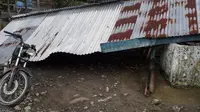 Rumah rusak akibat hujan es disertai angin kencang di Aceh (Liputan6.com/Rino Abonita)