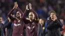 Kapten Barcelona, Andres Iniesta, merayakan gelar juara La Liga 2017- 2018 setelah mengalahakan Deportivo La Coruna di Stadion Riazor, Senin (30/4/2018). Barcelona menang 4-2 atas Deportivo La Coruna. (AP/Lalo R. Villar)