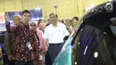 Menteri Koordinator Bidang Kemaritiman, Luhut Binsar Panjaitan (kanan) saat meninjau gelaran Indonesia Electric Motor Show (IEMS) 2019 di Jakarta, Rabu (4/9/2019). Pameran khusus kendaraan listrik ini bertajuk Electric Vehicle for Smart Transpotation. (Liputan6.com/Helmi Fithriansyah)