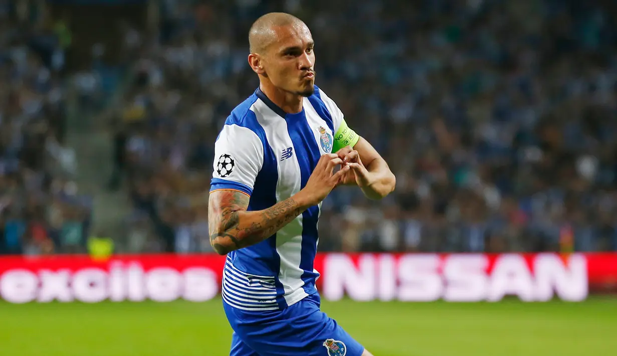 Bek Porto, Maicon melakukan selebrasi usai mencetak gol kegawang Chelsea pada laga Liga Champions di Stadion Dragao, Portugal Rabu (30/9/2015). Porto Menang atas Chelsea dengan skor 2-1. (Reuters/Rafael Marchante)