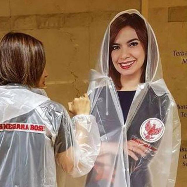 Intip Jas Hujan Garuda Kekinian Kaesang Dan Gibran Jokowi Fashion Beauty Liputan6 Com Jas hujan plastik itu biasanya dijual di pinggir jalan oleh pedagang dengan harga rp 10.000.sementara itu, sneakers yang dikenakan mantan gubernur dki jakarta itu pun dipenuhi lumpur sebab jalan berlumpur dan licin. intip jas hujan garuda kekinian kaesang