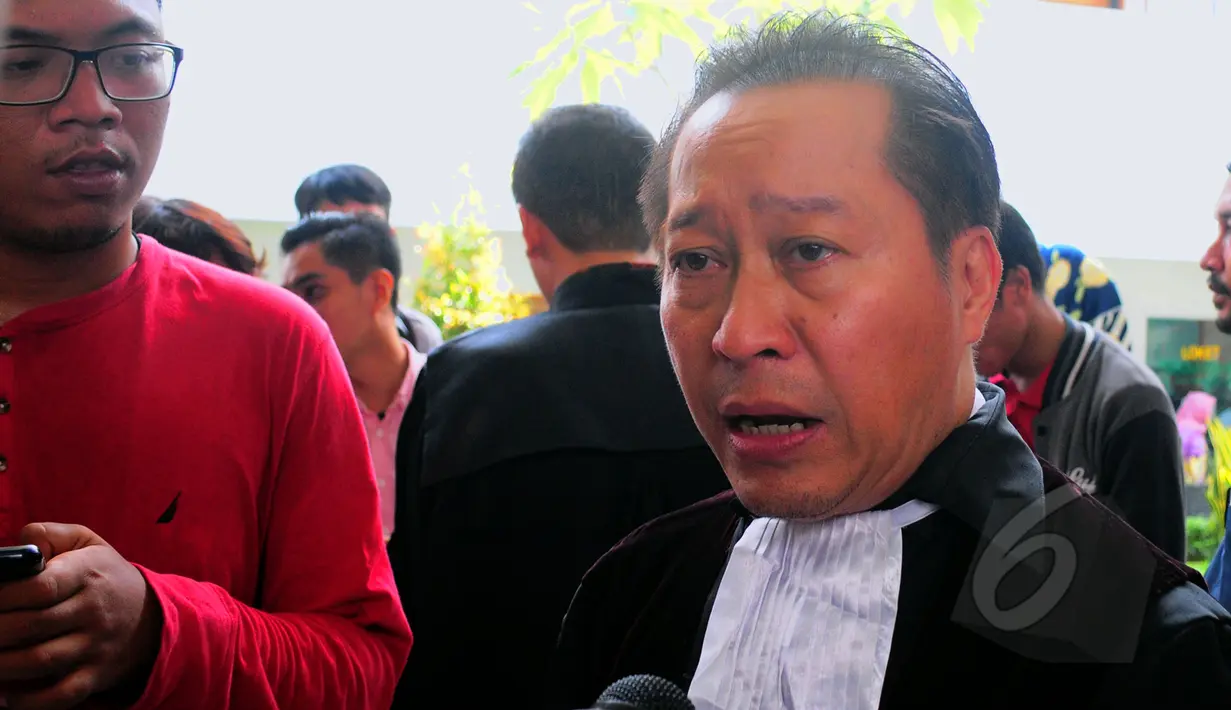 Kuasa hukum Suryadharma Ali, Humprhey R Djemat memberi keterangan di Pengadilan Negeri Jakarta Selatan, Senin (30/3/2015). Sidang gugatan praperadilan SDA ditunda hingga besok, Selasa (31/3). (Liputan6.com/Yoppy Renato)