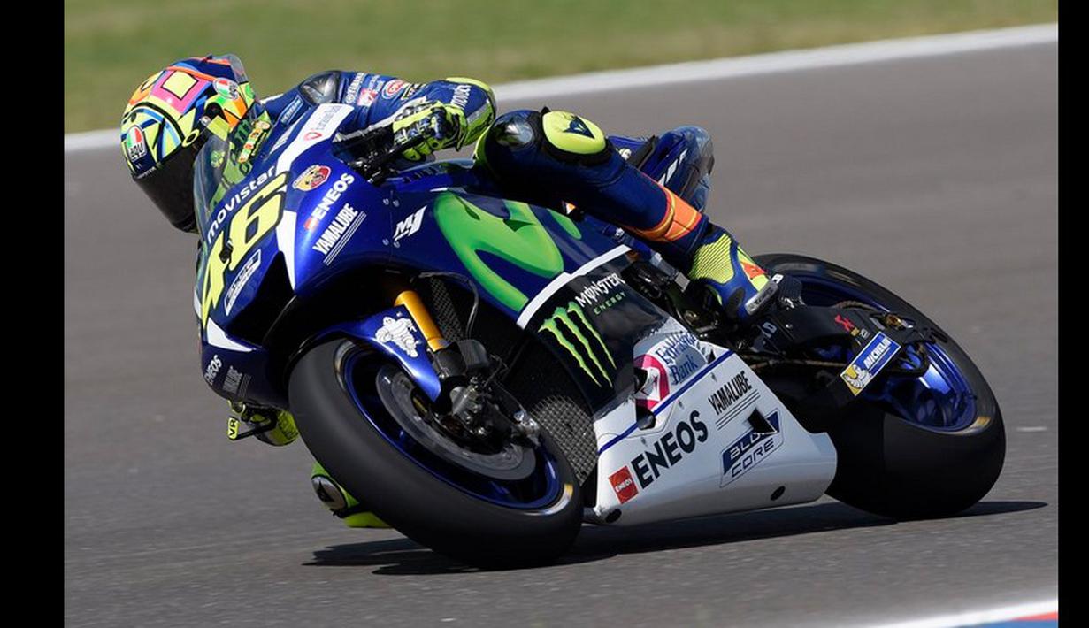 Pebalap Movistar Yamaha, Valentino Rossi, harus puas berada di posisi ketujuh dengan 1 menit 42,565 detik pada sesi latihan bebas kedua (FP2) MotoGP Argentina di Sirkuit Autodromo Termas de Rio Hondo, Jumat (1/4/2016). (Bola.com/Twitter)
