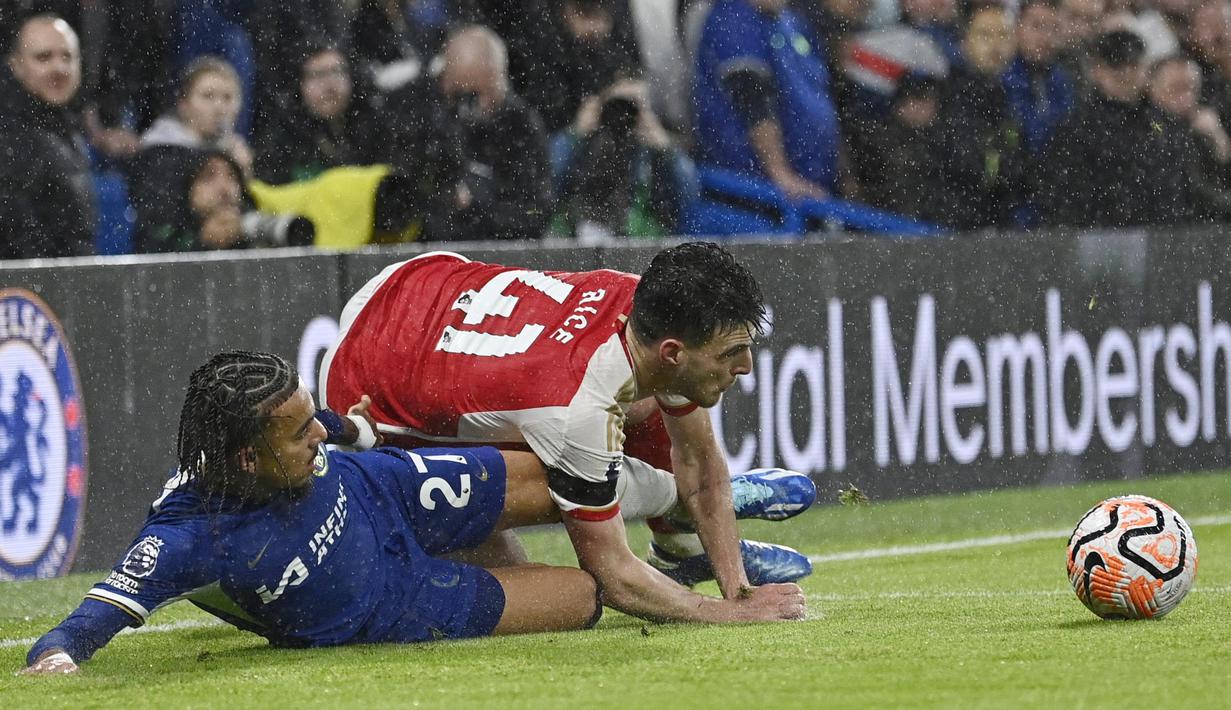 Pemain Arsenal, Gabriel Martinelli, berusaha melepaskan diri dari penjagaan pemain Chelsea, Malo Gusto, pada lanjutan Liga Inggris, Sabtu (21/10/2023). Chelsea sempat unggul 2-0. (AFP/Justin Tallis)