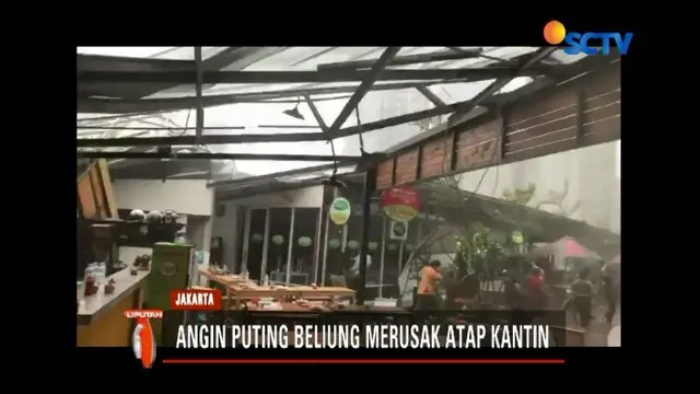 Angin kencang hantam atap kantin di Rasuna Garden, Kuningan, Jakarta. Beberapa orang yang tengah makan siang, kocar-kacir saat melihat atap kantin beterbangan.