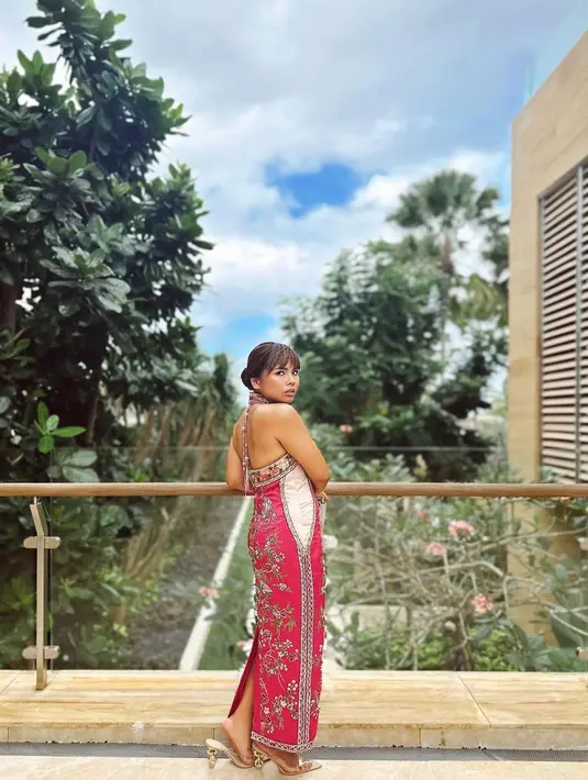 Penampilan Felicia Hutapea cantik mengenakan cheongsam. Cheongsam merah dengan motif dan bordiran floral yang cantik menyatu sempurna dengan kulit eksotis miliknya. Foto: Instagram.