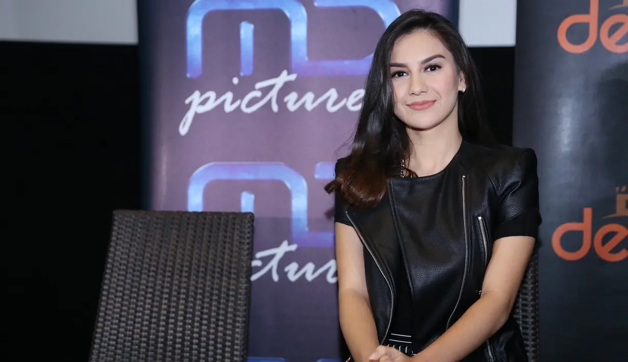 "Lagi bosan (main sinetron) sih. Emang kan aku orangnya bosenan. Kemarin udah stripping tiga kali berturut-turut kan. Tapi enggak pengin liburan, pengin kerja," kata Irish. (Nurwahyunan/Bintang.com)