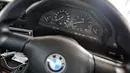 Tampilan speedometer mobil BMW seri 3 E30 generasi kedua masih original saat dipamerkan di Jakarta, Rabu (17/10). Mobil sporty ini akan menjadi grand prize pada perhelatan Indonesia Bimmerfest 2018 di Semarang 10 November 2018. (Liputan6.com/Fery Pradolo)