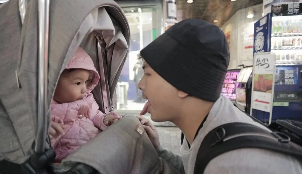 Sejak lahir, Natusha memang jarang banget lepas dari pantauan kedua orang tuanya. Mereka selalu menghabiskan waktu bersama. Dan begini lah momen membahagiakan Glenn dan Natusha saat main bersama. (Instagram/natushaa.oliviaa.alinskie)