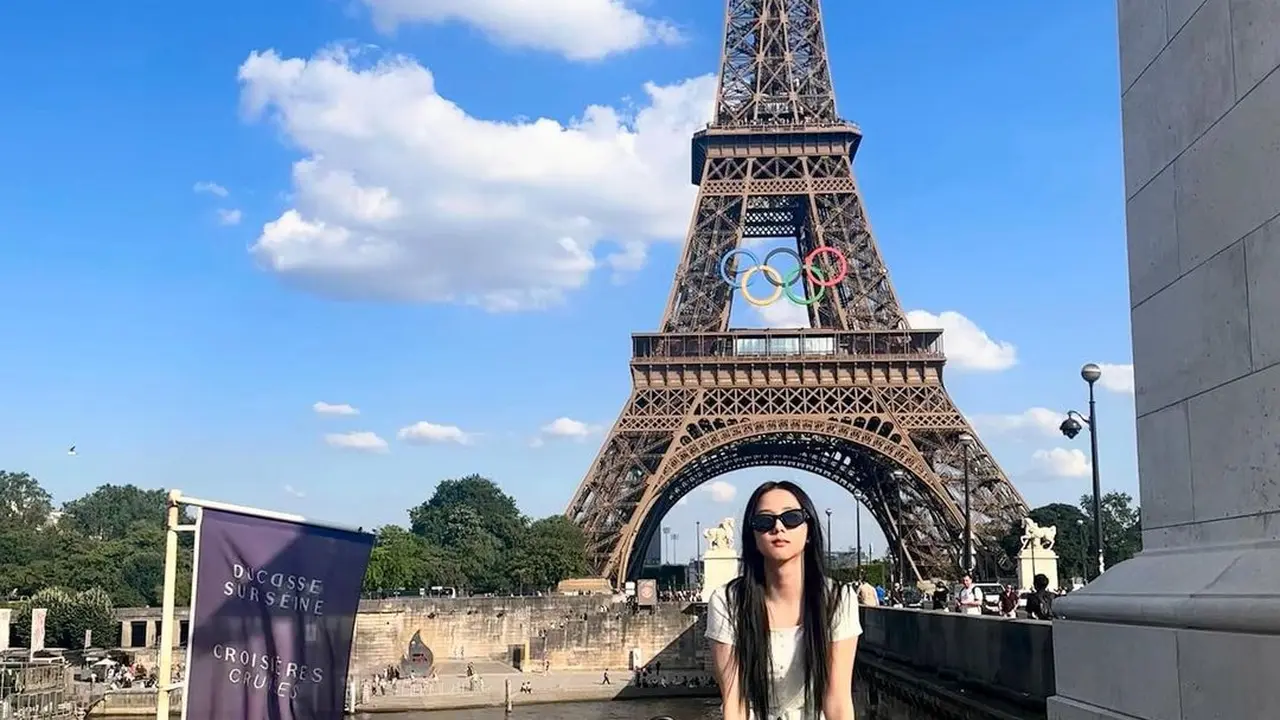 6 Gaya Melokal Jisoo BLACKPINK dengan Outfit Kasual Tapi Mahal di Paris, Kenakan T-Shirt Rp800ribuan dengan Tas Puluhan Juta