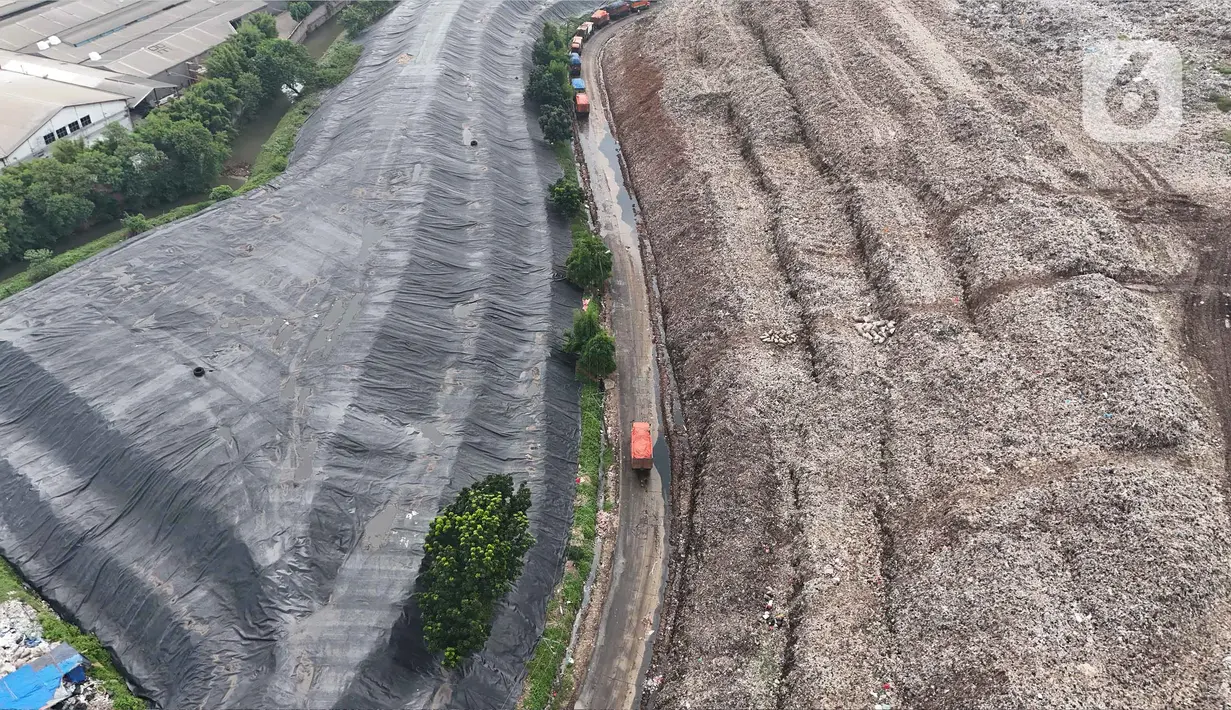 TPST Bantar Gebang jadi perbincangan lantaran tinggi timbunan sampahnya mencapai 40 meter. (merdeka.com/Arie Basuki)