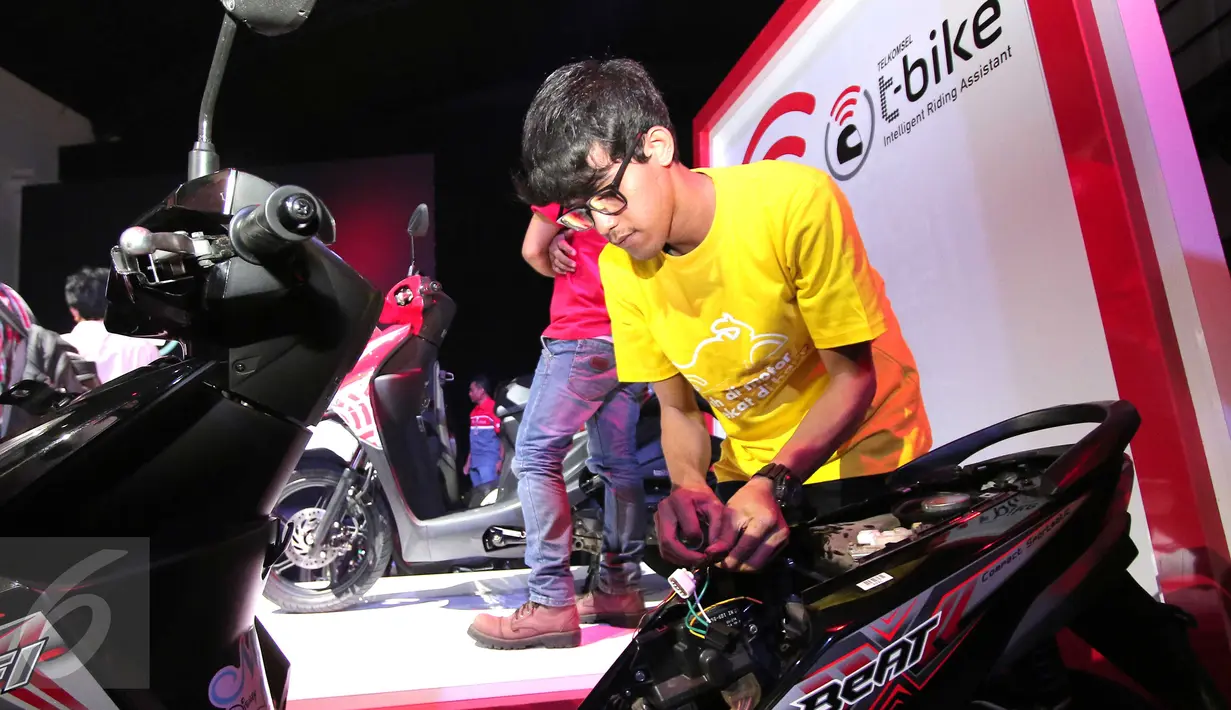 Sebuah sepeda motor dipasangi aplikasi otomotif T-Bike saat peluncuran di kawasan SCBD, Jakarta, Kamis (3/3).  Aplikasi yang diluncurkan Telkomsel itu mampu memonitor, memandu dan mengendalikan sepeda motor dari ponsel cerdas. (Liputan6.com/Angga Yuniar)