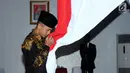 Pemain Timnas Indonesia U-16 mencium bendera Merah Putih saat upacara pelepasan di Gedung Flamboyan, Mako Kopassus, Jakarta, Kamis (6/7). Timnas U-16 akan berlaga di Piala AFF U-15 Thailand, 9-22 Juli. (Liputan6.com/Helmi Fithriansyah)