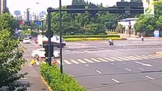 Malang benar nasib wanita satu ini saat mengendarai motor di Kota Hangzhou, Provinsi Zhejiang, China. Wanita tersebut ditabrak mobil dan juga terjatuh ke dalam lubang galian.