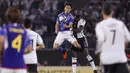 Pemain Timnas Jepang, Ayase Ueda (tengah kiri), melakukan duel udara dengan pemain Timnas Jerman, Antonio Ruediger, dalam pertandingan persahabatan yang berlangsung di Volkswagen Arena, Wolfsburg, Minggu (10/9/2023). (AFP/Ronny Hartmann)