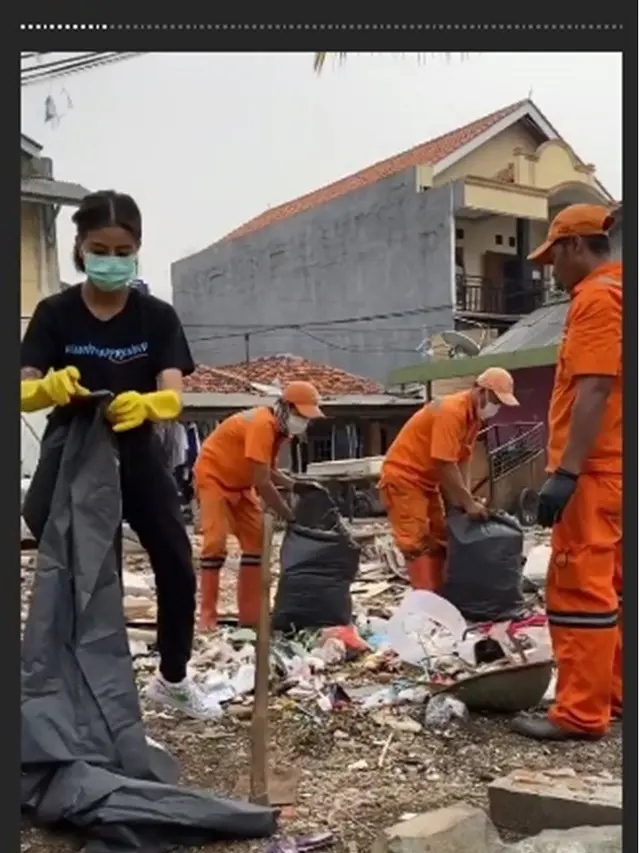 7 Momen Saat Awkarin Bersihkan Sampah dan Selokan, Curi Perhatian