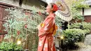 Gaya berpose Natasha Wilona bahkan persis dengan budaya orang Jepang. Pesona Natasha Wilona sukses jadi perhatian netizen. (Liputan6.com/IG/@natashawilona12).