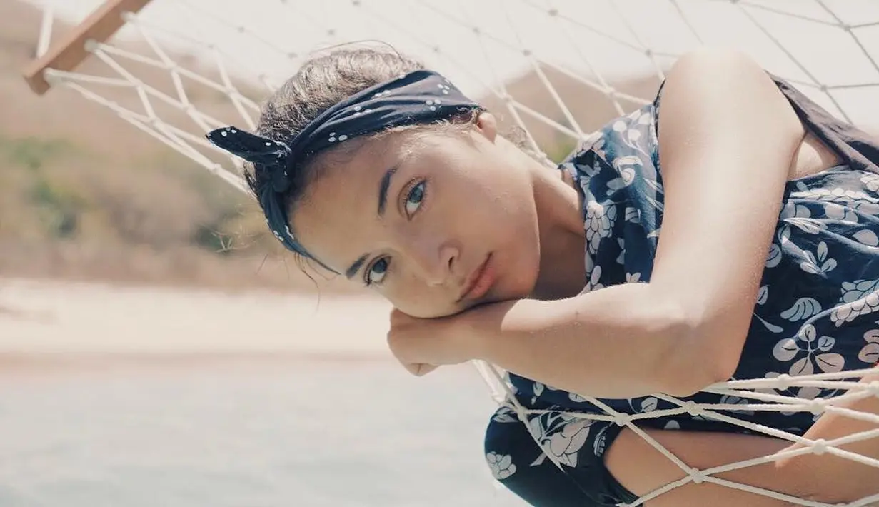 “Akan ada banyak siang di hari-hari mu saat kau akan melihat wajah-wajah asing tersenyum ke arahmu..”, ungkap  Putri di keterangan foto wajahnya yang manis. (Instagram/putrimarino)