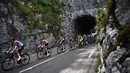 Sejumlah pembalap melintasi terowongan di kawasan Dole pada ajang Tour de France 2022. (AFP/Anne-Christine Poujoulat)