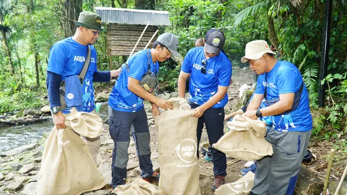 Aksi Bersih-Bersih Sampah di Gunung Gede Pangrango