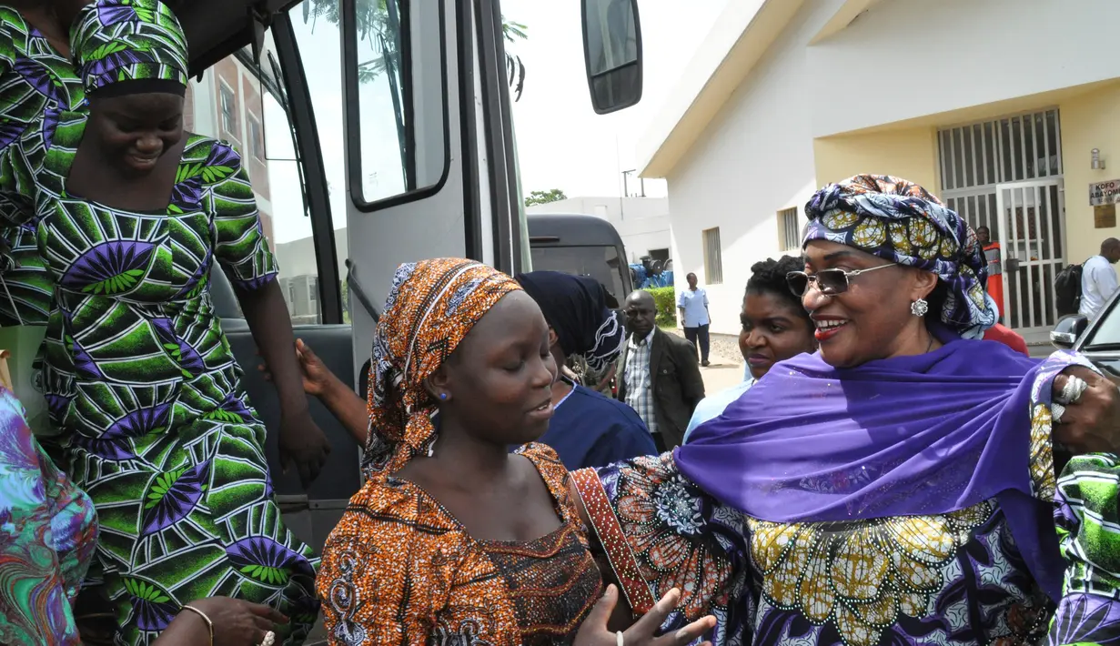 Gadis-gadis sekolah yang telah dibebaskan dari Boko Haram saat tiba di tempat rehabilitasi khusus di Abuja, Nigeria, Selasa (30/5). Pada awal bulan Mei 2017, gadis-gadis ini telah dibebaskan oleh Boko Haram. (AP Photo / Olamikan Gbemiga)