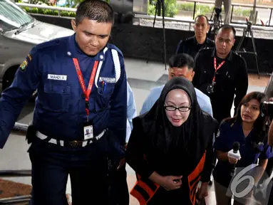 Mantan Gubernur Banten Ratu Atut Chosiyah saat tiba di KPK, Jakarta, Senin (10/11/2014)(Liputan6.com/Miftahul Hayat)