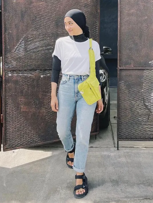 manset hitam, kaos putih dan celana jeans adalah outfit ternyaman untuk kamu gunakan sehari - hari. (instagram/ayudiac)