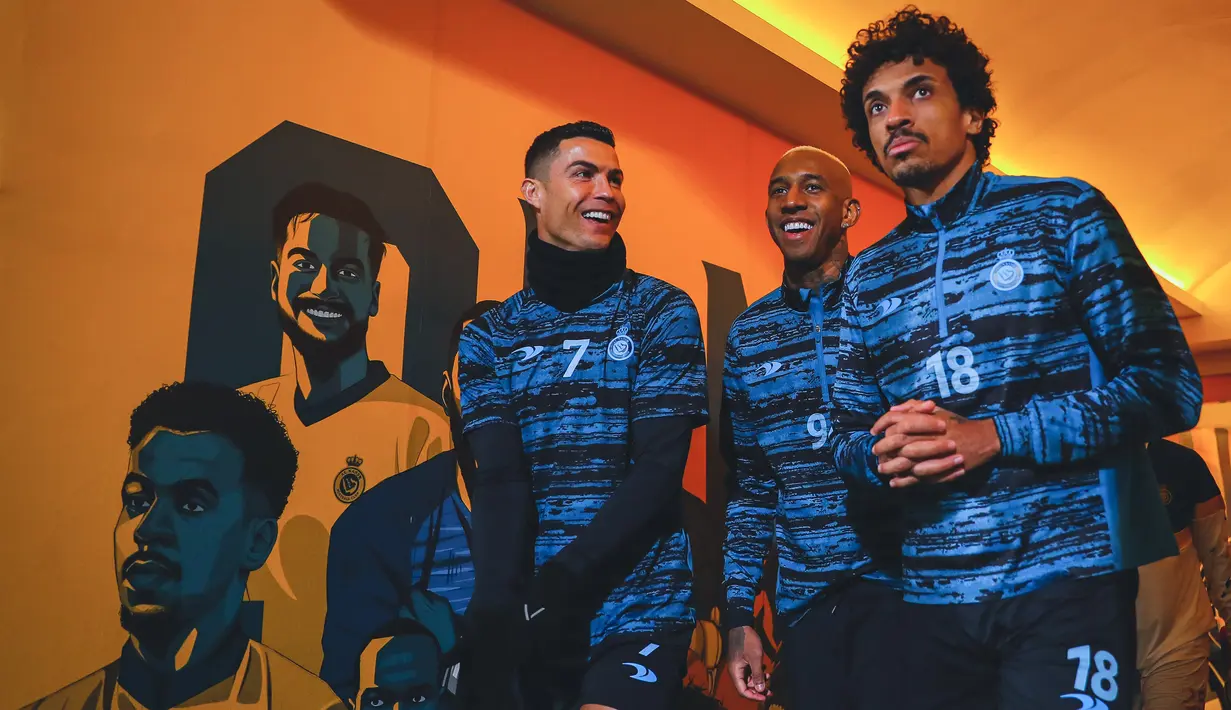 Cristiano Ronaldo (kiri) bersama rekannya, Vincent Aboubakar (tengah) dan Luiz Gustavo berjalan memasuki Stadion Mrsool Park, Arab Saudi untuk melakukan sesi latihan pada Jumat (13/01/2023) waktu setempat. (Twitter/@AlNassrFC)