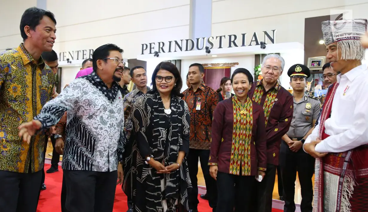 Presiden RI Jokowi didampingi Menteri BUMN Rini Soemarno, Mendag, Enggartiasto Lukita, berbincang bersama Head of PR PT Astra International Yulian Warman pada Pameran Kriyanusa Dewan Kerajinan Nasional 2017 di JCC, Rabu (27/9). (Liputan6.com/Angga Yuniar)