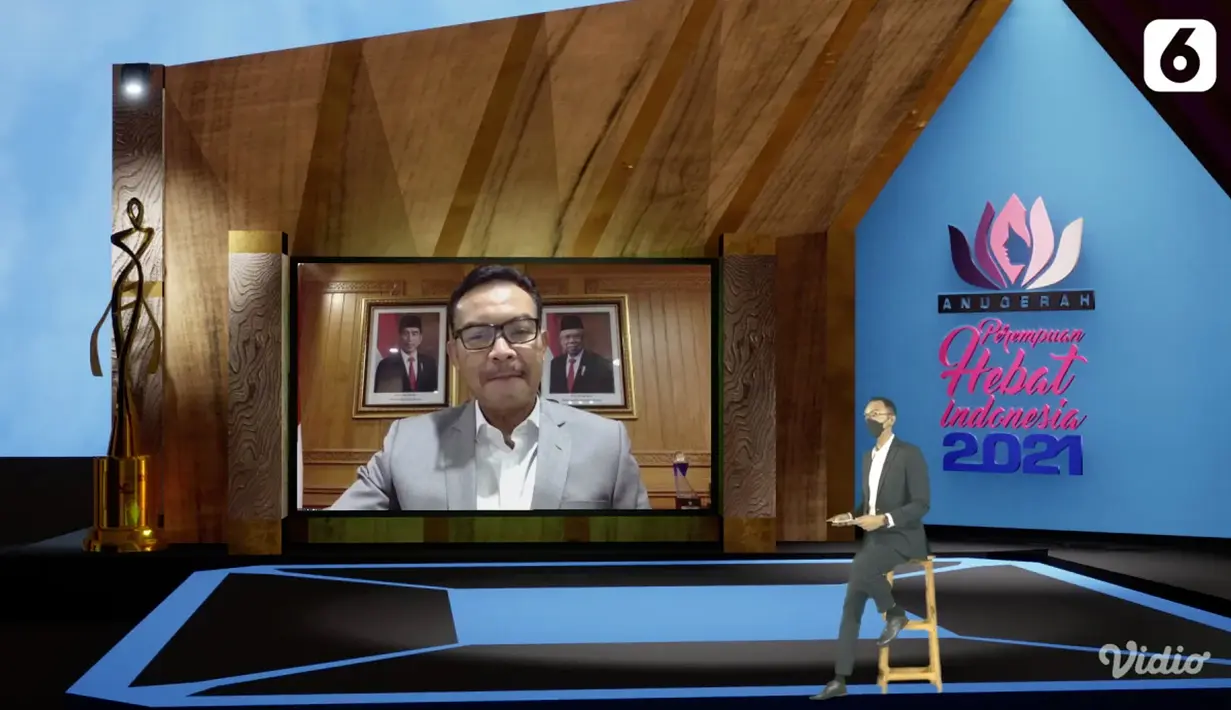 Kepala Badan Kependudukan dan Keluarga Berencana Nasional(BKKBN) dr.Hasto Wardoyo, Sp.OG sebagai moderator memandu diskusi pada Anugerah Perempuan Hebat 2021 yang digelar secara daring oleh Liputan6.com. (Liputan6.com)
