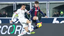 Kali ini, Milan sebenarnya unggul lebih dahulu lewat gol Rafael Leao di menit ke-43, tapi Bologna lantas membalikkan kedudukan melalui aksi Santiago Castro (48') dan Dan Ndoye (82'). (Massimo Paolone/LaPresse via AP)