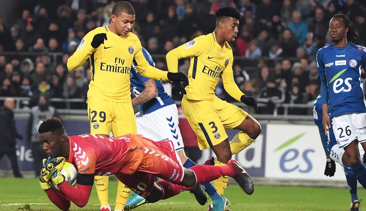 Kiper Strasbourg, Bingourou Kamara (bawah) mengamankan bola dari kejaran pemain PSG, Kylian Mbappe pada lanjutan Ligue 1 Prancis di Meinau Stadium, Strasbourg, (2/12/2017). PSG kalah 1-2 dari Strasbourg. (AFP/Frederick Florin)