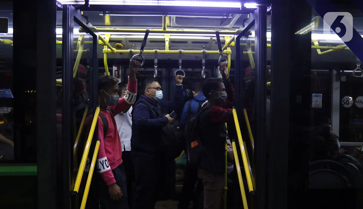 Suasana dalam bus Transjakarta yang melintas di kawasan Sudirman, Jakarta, Kamis (21/10/2021). PT Transportasi Jakarta (Transjakarta) mulai memberlakukan kapasitas angkut pelanggan sebesar 100 persen mulai hari ini. (Liputan6.com/Herman Zakharia)