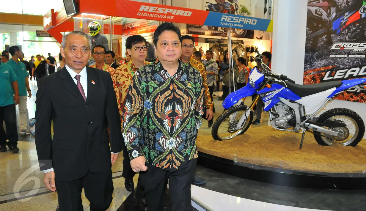Menperin, Airlangga Hartarto didampingi Ketua Umum AISI Gunadi Sindhuwinata meninjau pameran Indonesia Motorcycle Show (IMOS) 2016 di JCC, Senayan, Jakarta, Rabu (2/11). Pameran ini dibuka langsung oleh Menperin Airlangga. (Liputan6.com/Angga Yuniar)
