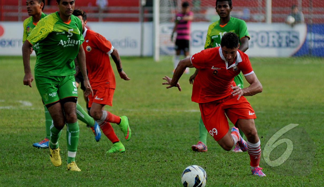 Laga SCM Cup 2015 antara Persija Jakarta kontra Persebaya Surabaya berakhir imbang 1-1 di Stadion H Agus Salim, Padang, Senin (19/1/2015). (Liputan6.com/Johan Tallo)
