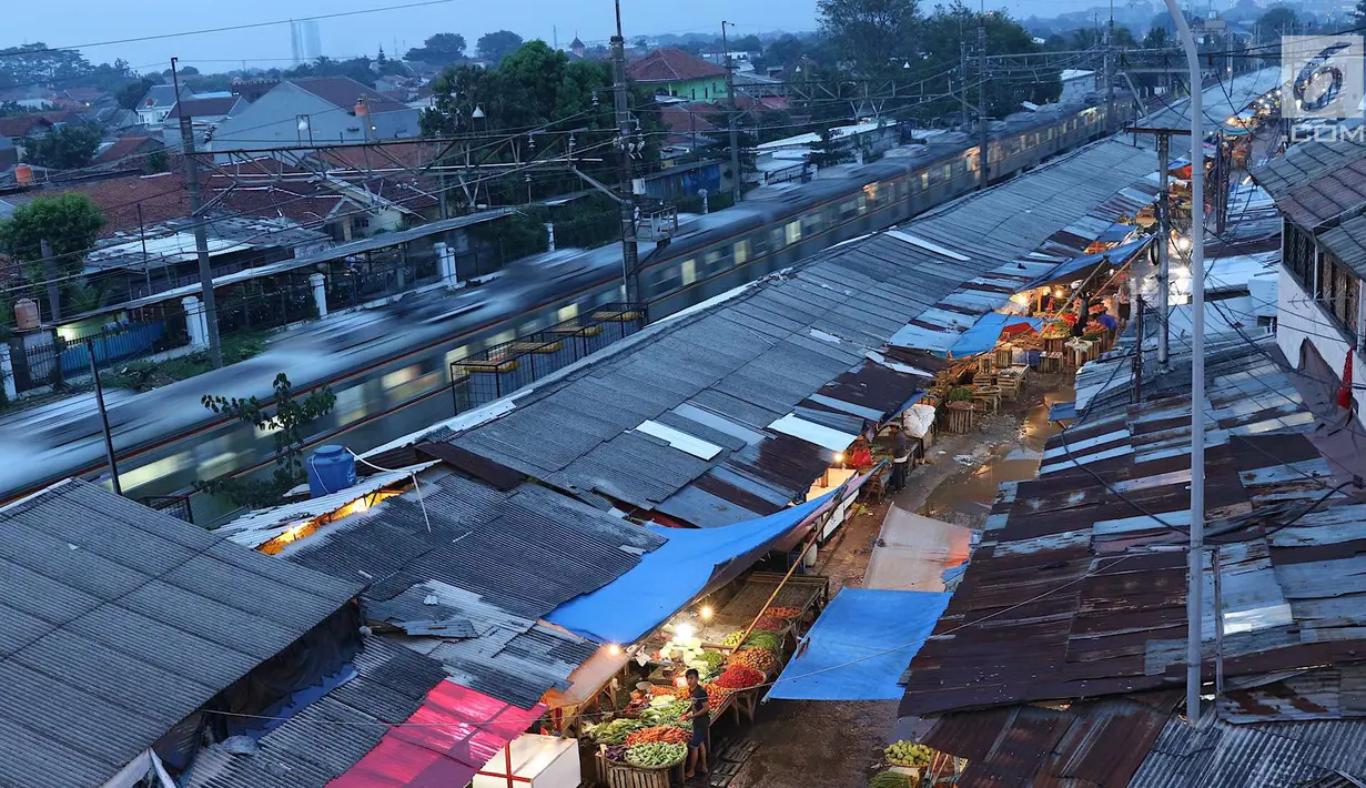 Pemandangan Pasar Kemiri Muka yang berada di kawasan Depok, Jawa Barat, Senin (23/4). Belum adanya jaminan keamanan menyebabkan PN Depok menunda eksekusi pasar tersebut hingga batas waktu yang belum ditentukan. (Liputan6.com/Immanuel Antonius)